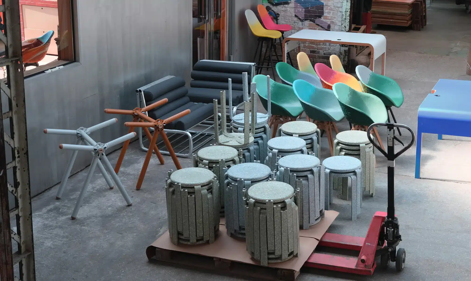 On y voit un intérieur professionnel design avec du mobilier de seconde main