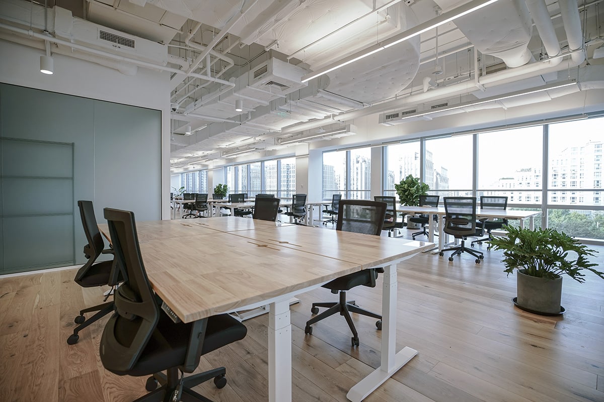 On y voit un intérieur professionnel design avec du mobilier de seconde main