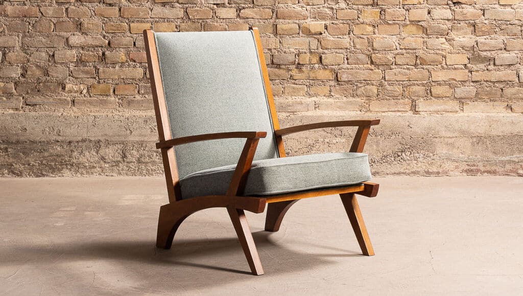 On y voit un intérieur professionnel design avec du mobilier de seconde main