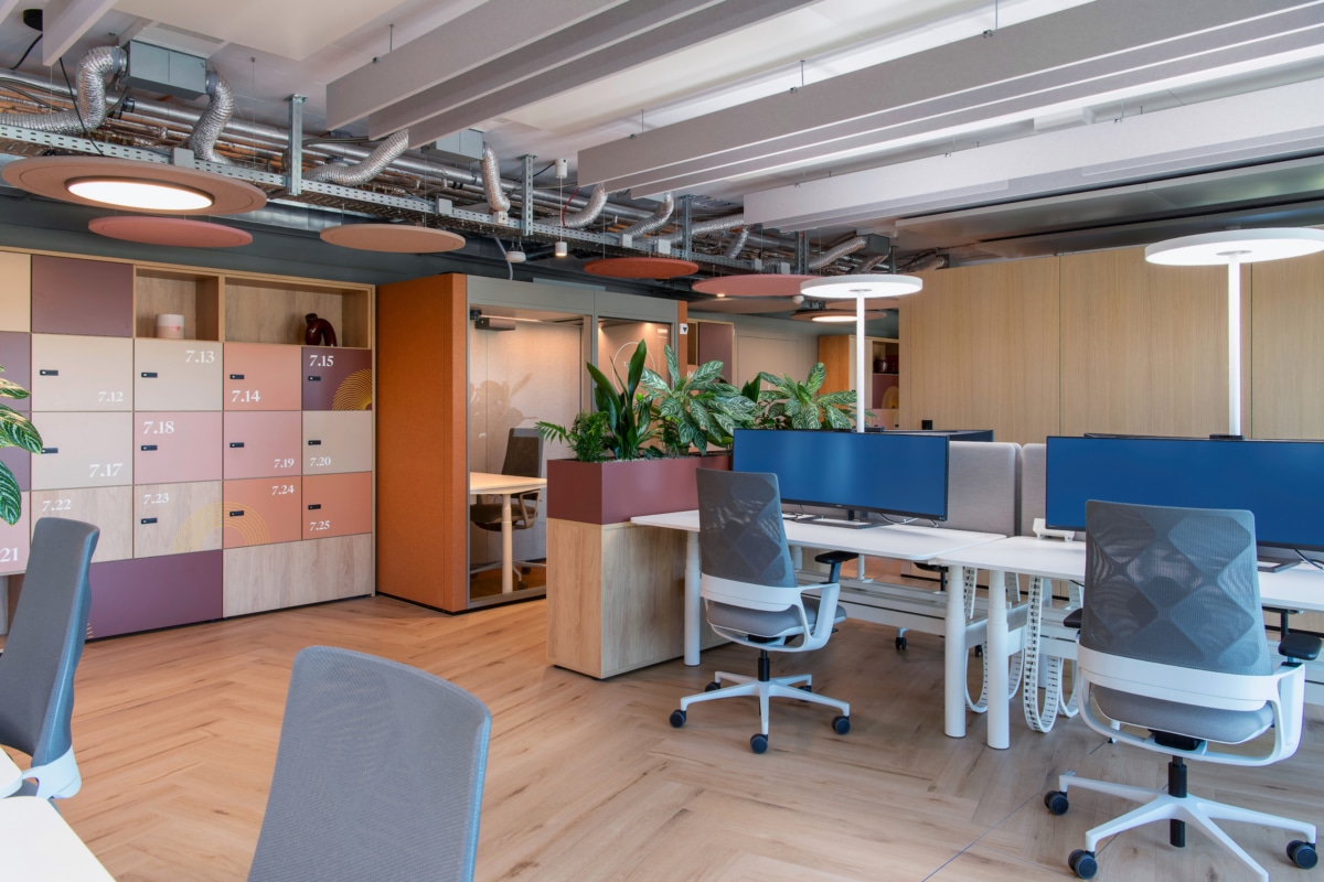 On y voit un intérieur professionnel avec un espace de rangement