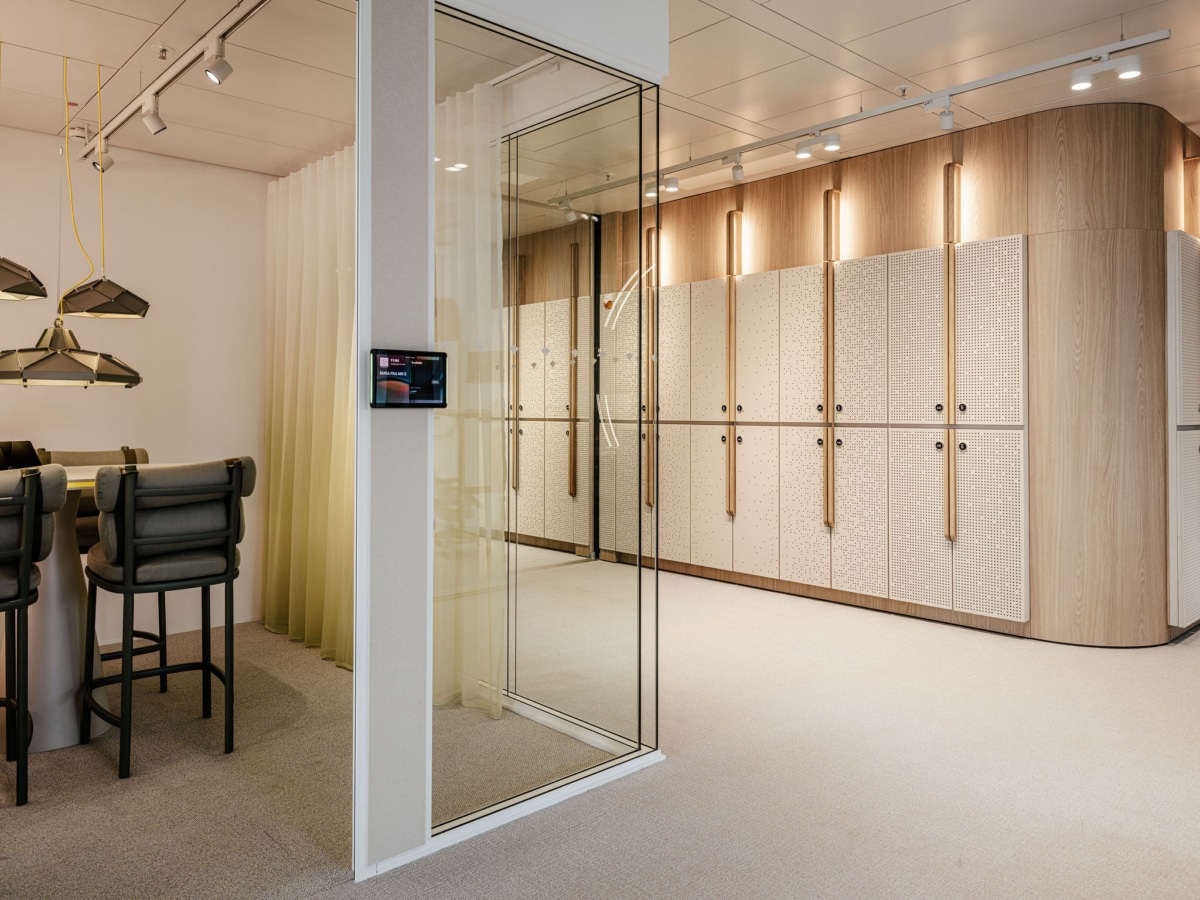 On y voit un intérieur professionnel avec un espace de rangement