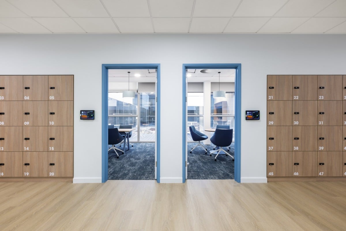 On y voit un intérieur professionnel avec un espace de rangement