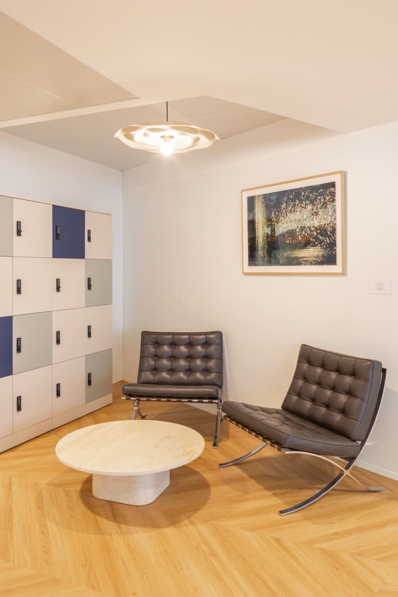 On y voit un intérieur professionnel avec un espace de rangement