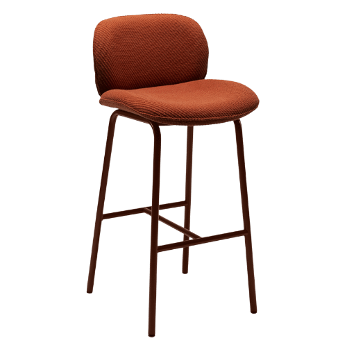 On y voit une chaise design bordeau