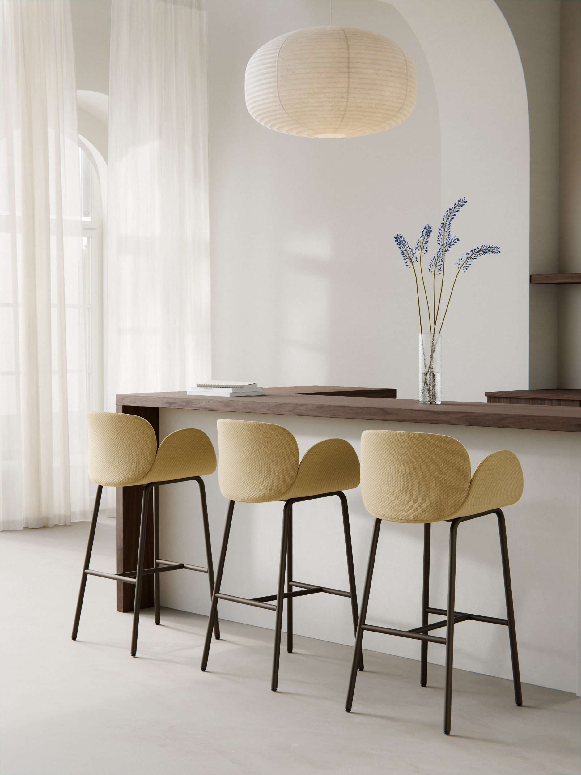On y voit une chaise design beige