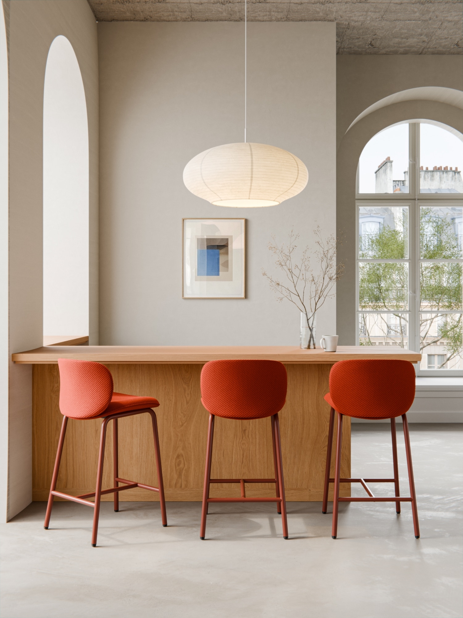On y voit une chaise design beige