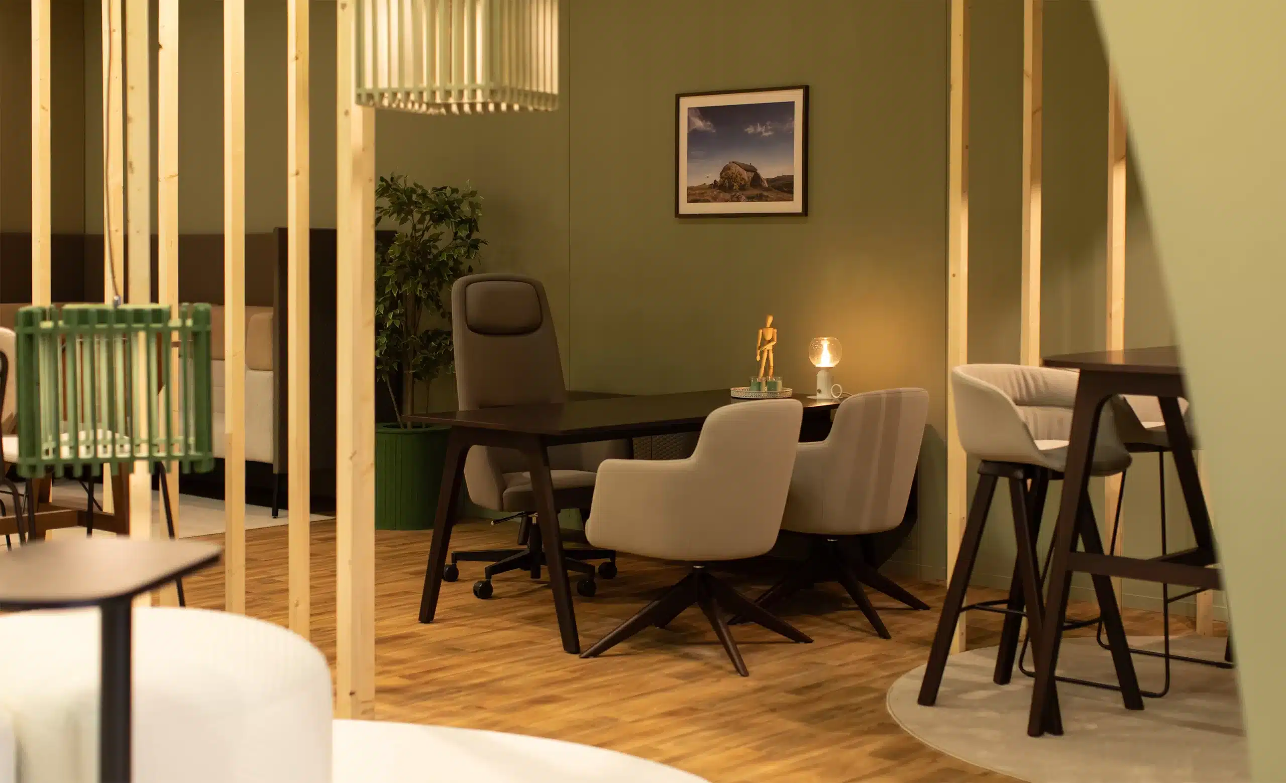 On y voit une chaise de réunion design dans un intérieur professionnel