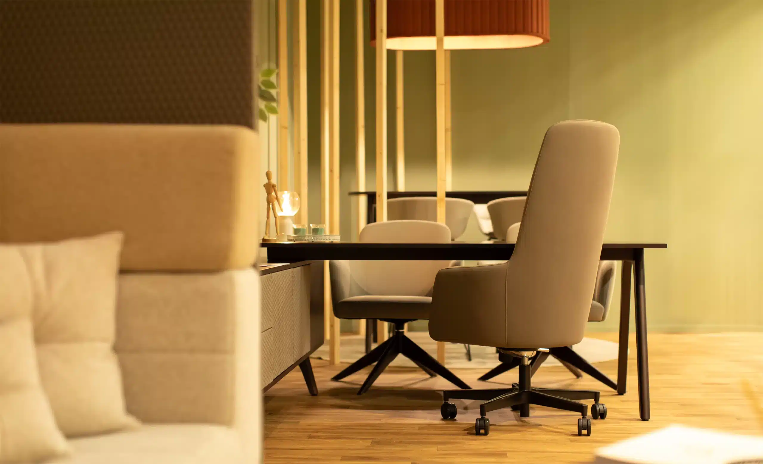 On y voit une chaise de réunion design dans un intérieur professionnel