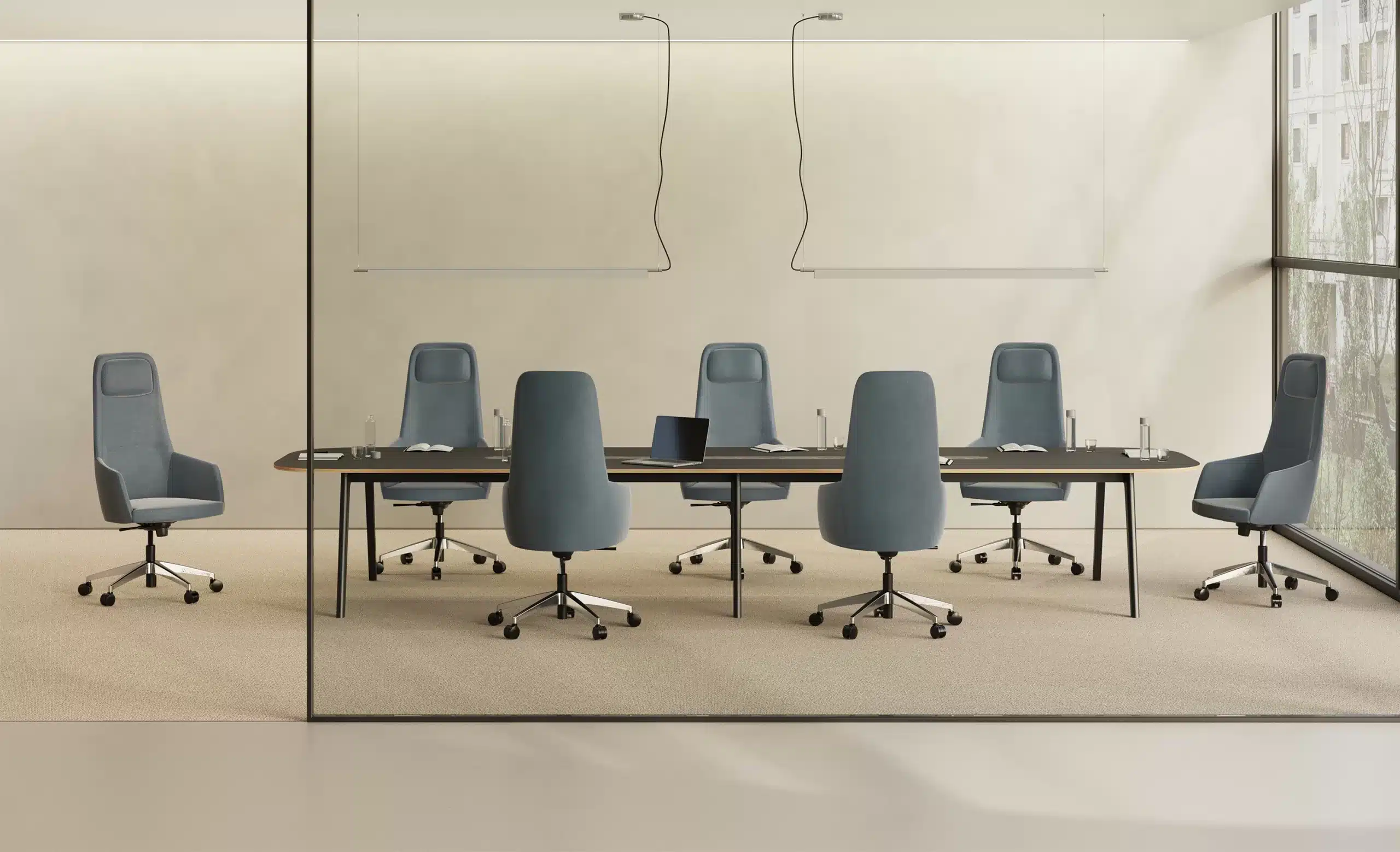 On y voit une chaise de réunion design dans un intérieur professionnel