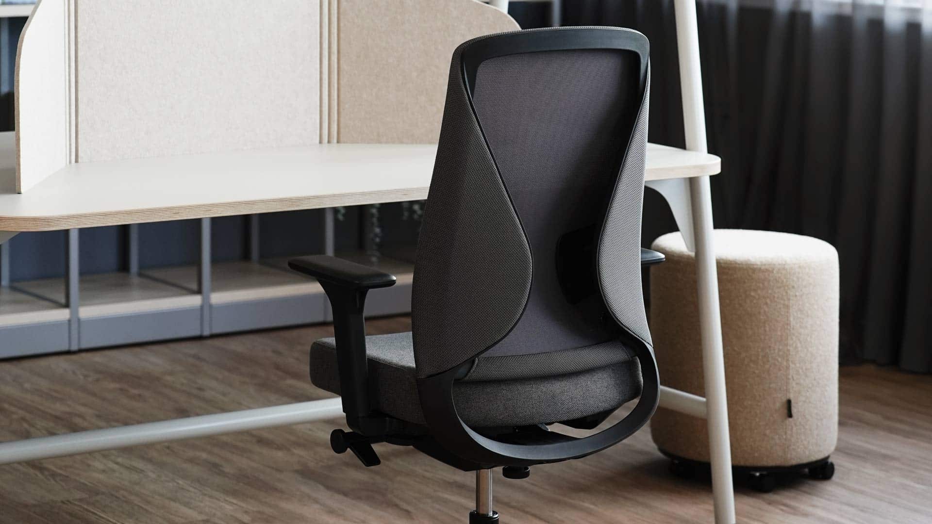 On y voit un fauteuil opérateur design dans un intérieur professionnel