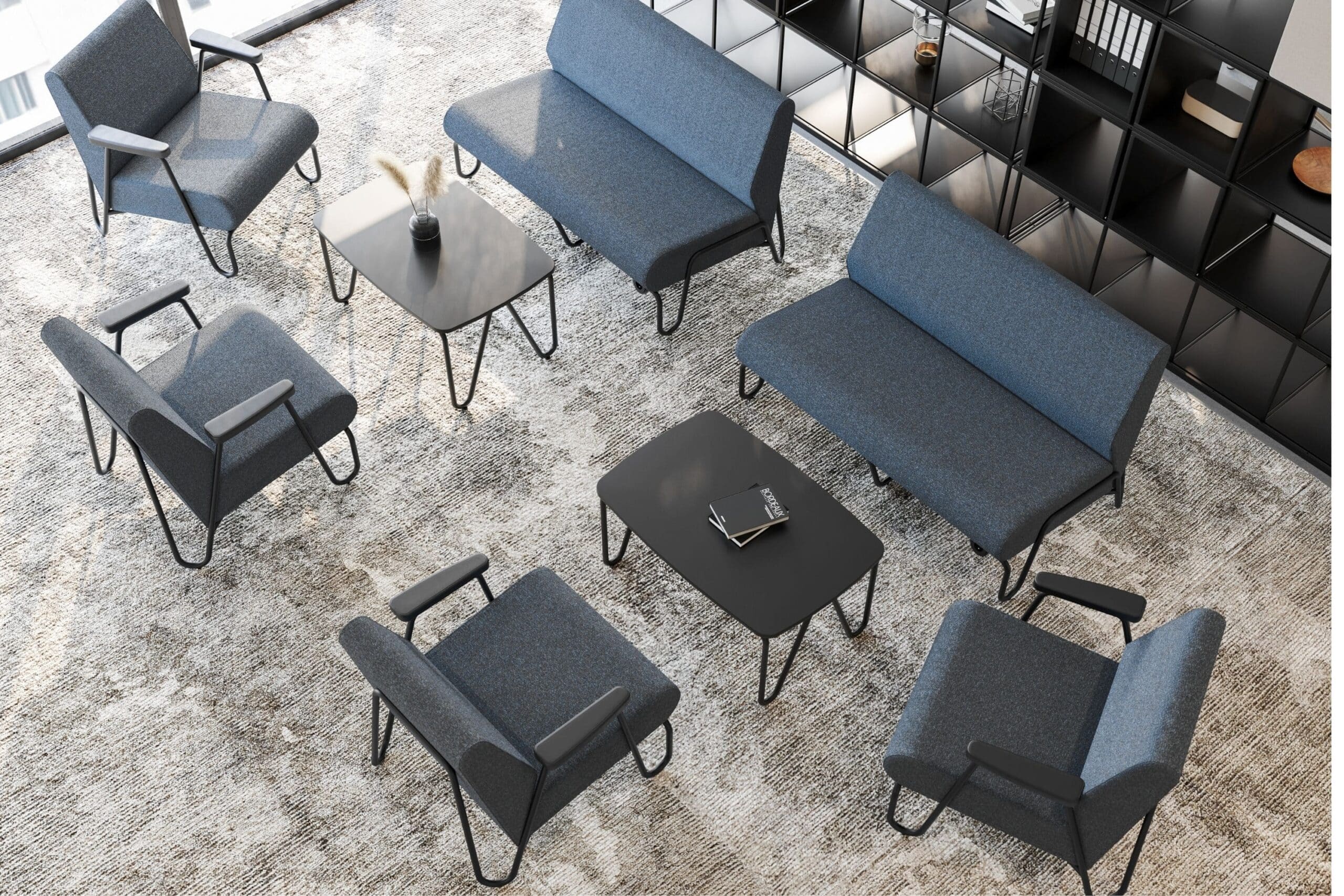 On y voit un fauteuil lounge design dans un intérieur professionnel