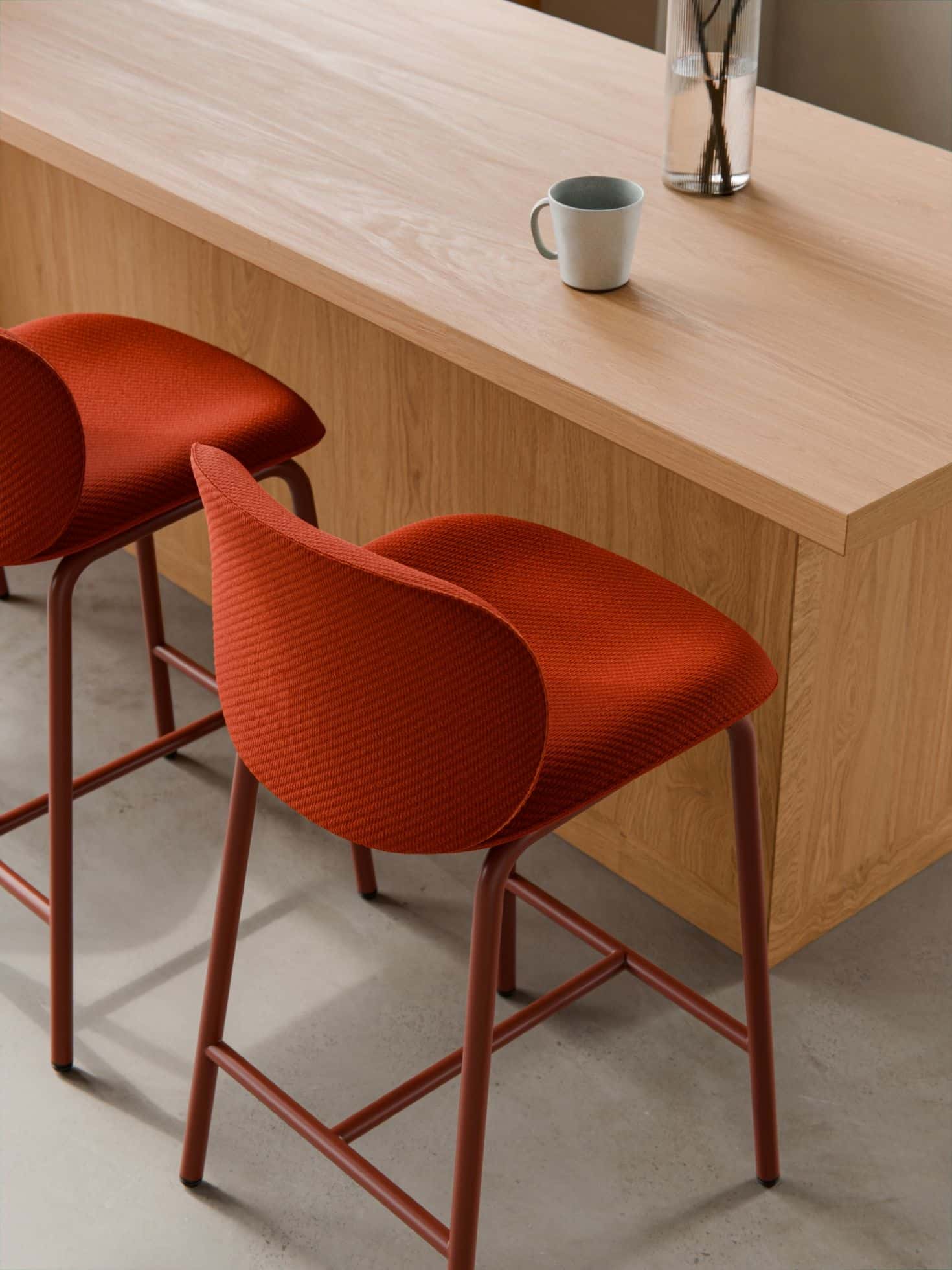 On y voit une chaise design beige