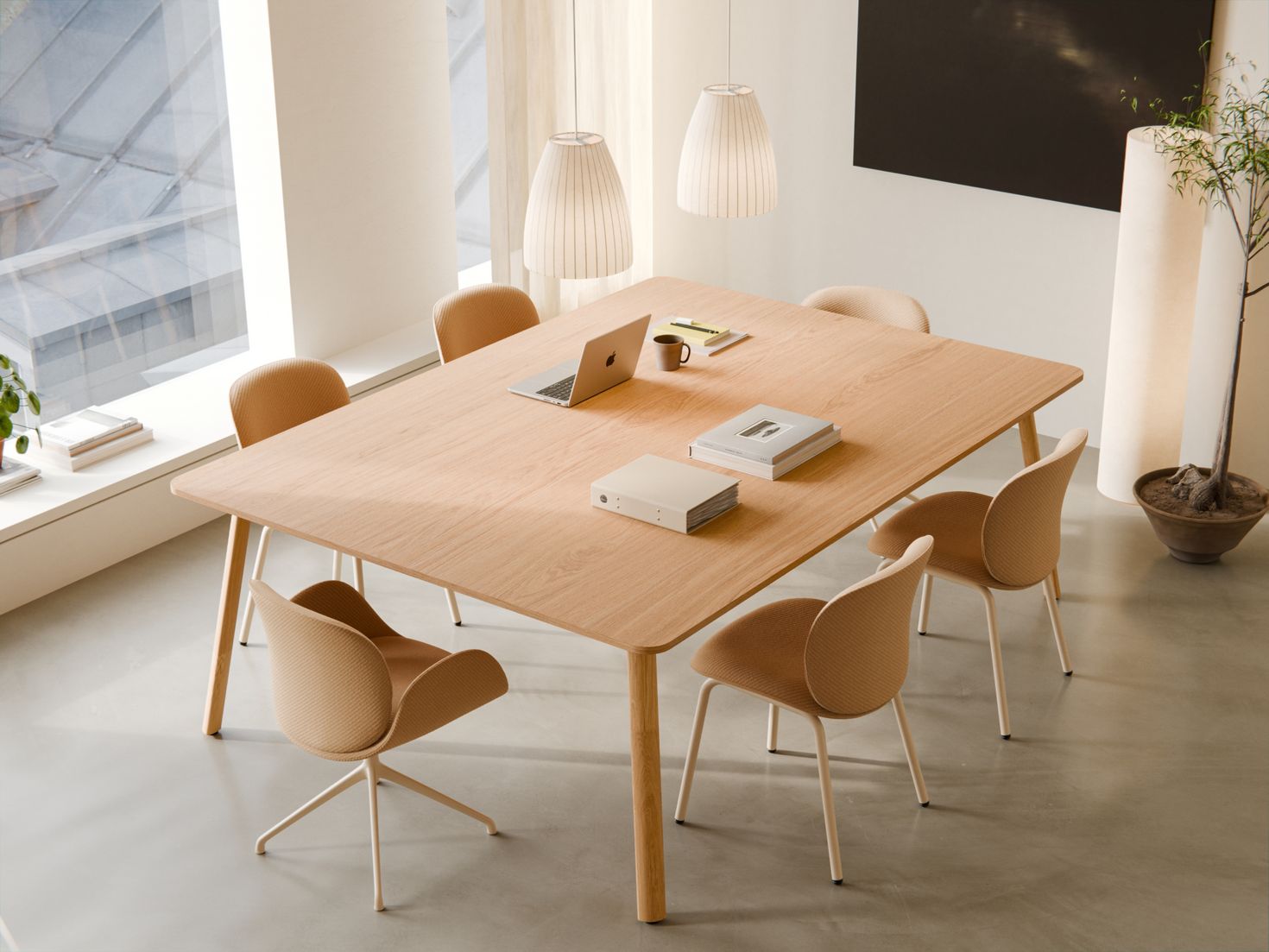 On y voit une chaise design beige