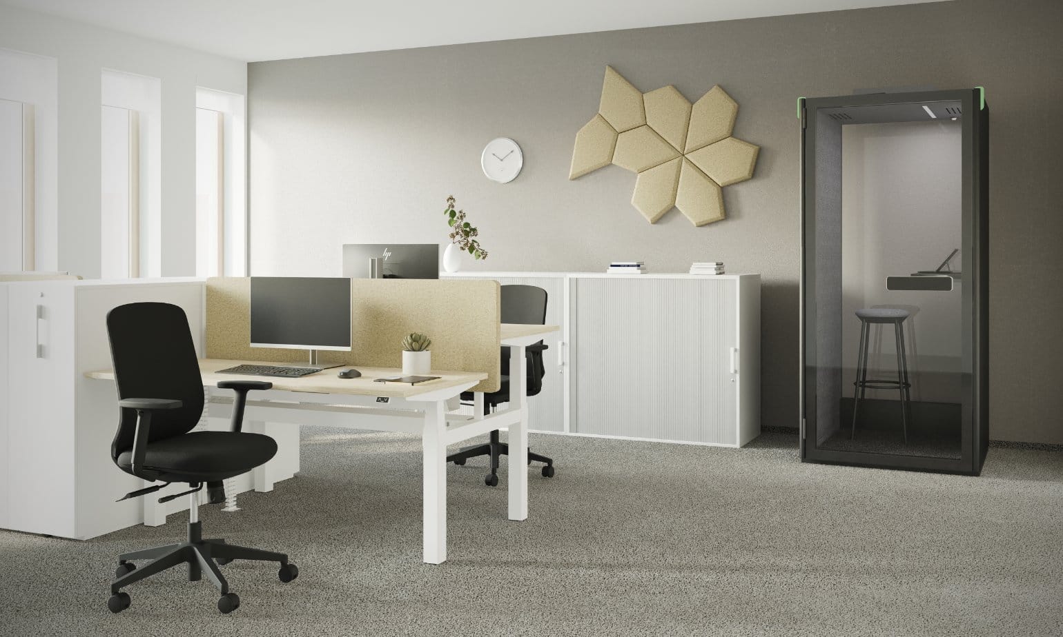 On y voit une cabine acoustique design dans un intérieur professionnel