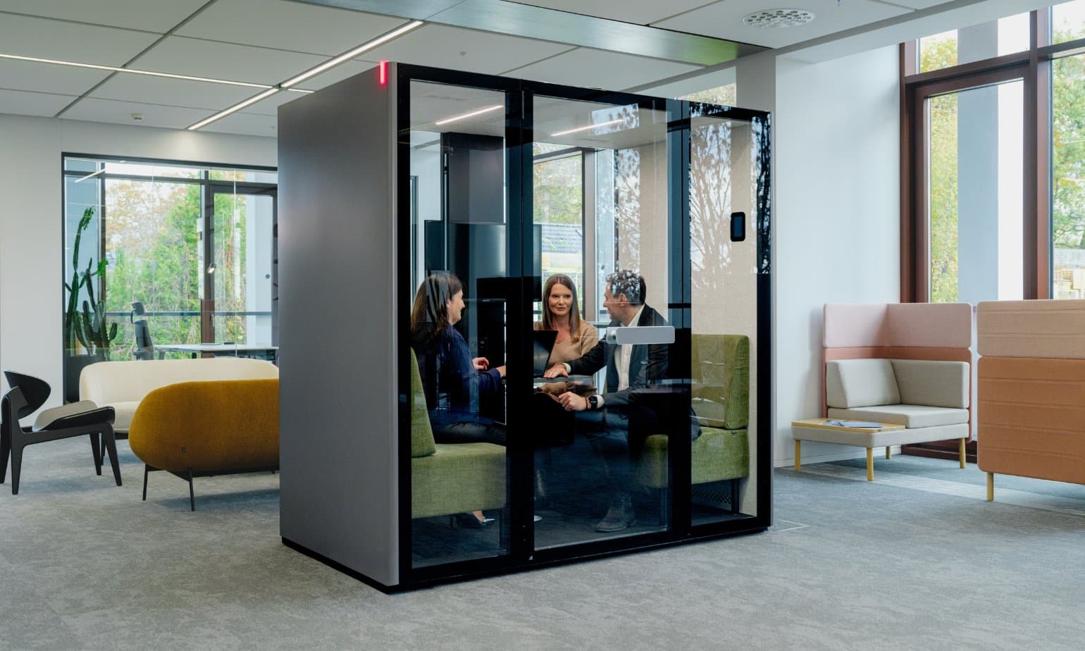 On y voit une cabine acoustique design dans un intérieur professionnel