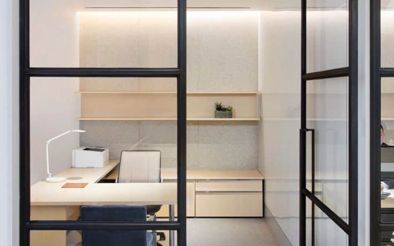 Espace de travail collectivité administration mairie bureau individuel vitré